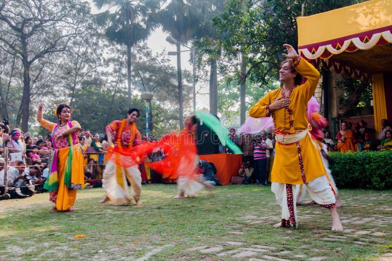 Dansers die in Holi-viering, India presteren royalty-vrije stock afbeelding Dansers die in Holi-viering, India presteren royalty-vrije stock afbeelding
