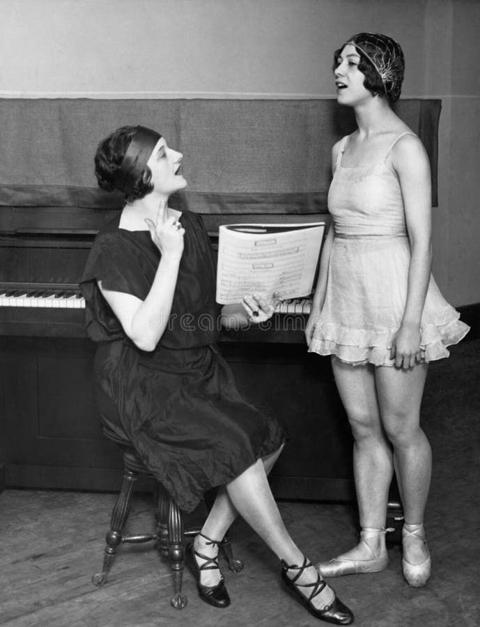 Danseur avec l'entraîneur vocal photo stock Danseur avec l'entraîneur vocal photo stock