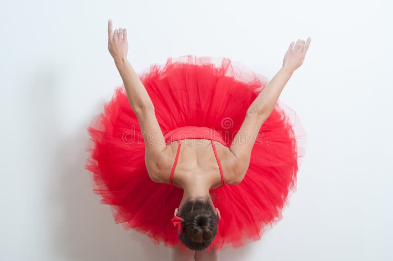 Danseur classique en rouge montrant son dos photographie stock libre de droits Danseur classique en rouge montrant son dos photographie stock libre de droits
