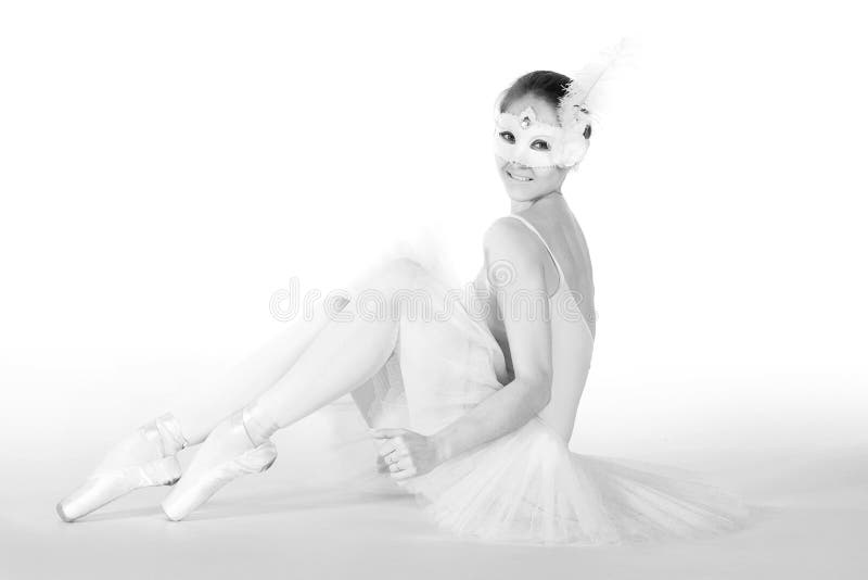 Danseur de ballet dans un tutu blanc et un masque de carnaval photos stock Danseur de ballet dans un tutu blanc et un masque de carnaval photos stock