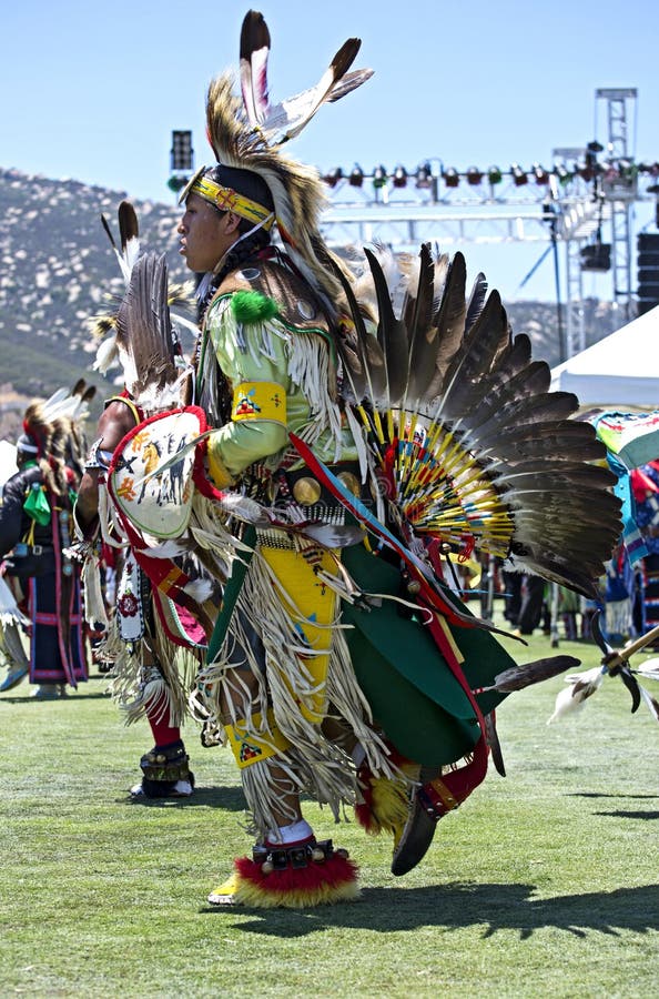 Danse De Femme De Natif Américain Image éditorial Image du clavettes