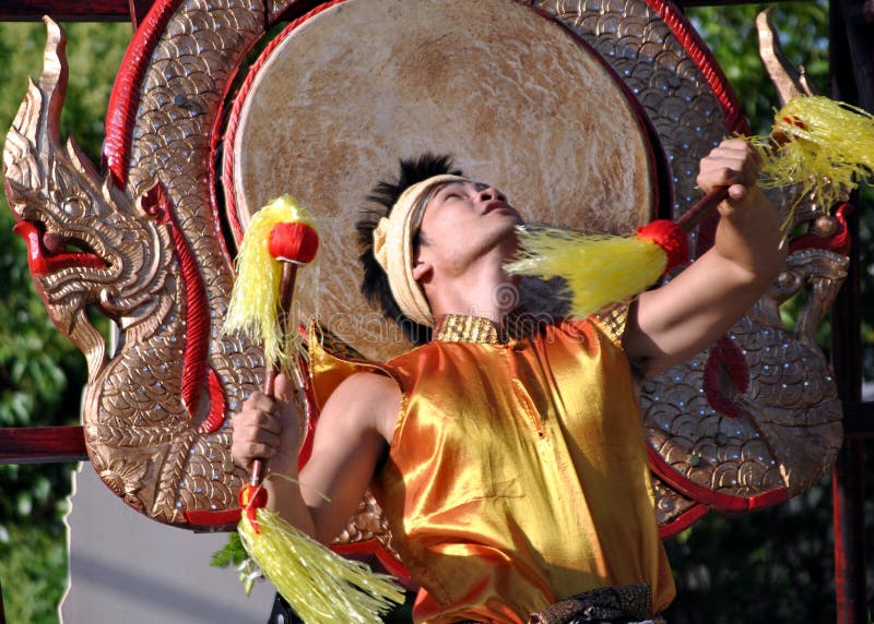Danseur De Thailandese Danse De Tambour Image stock éditorial Image
