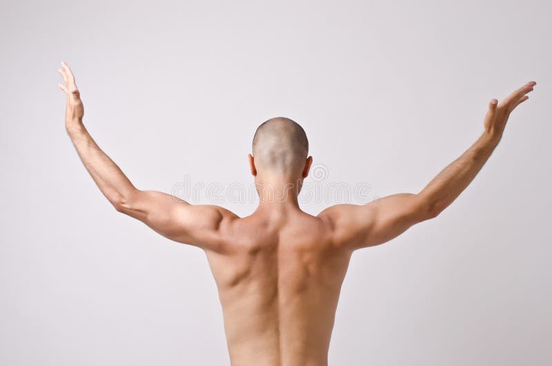 Danseur de torse nu, strip-teaseuse d'homme posant avec son dos et bras ouverts photographie stock libre de droits Danseur de torse nu, strip-teaseuse d'homme posant avec son dos et bras ouverts photographie stock libre de droits