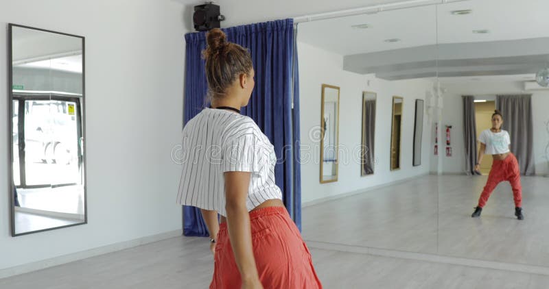 Danseur passionn? dans le studio banque de vidéos
