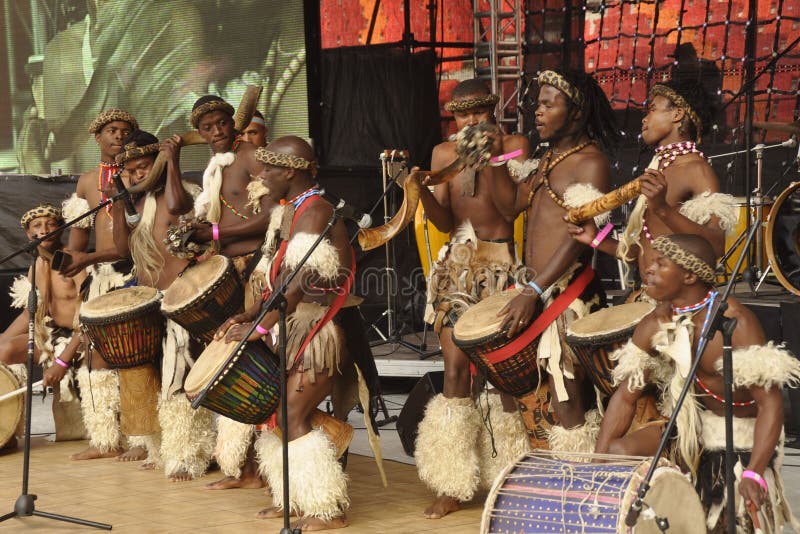 Danseurs Africains Traditionnels Photographie éditorial - Image du  traditionnel, africain: 9739082