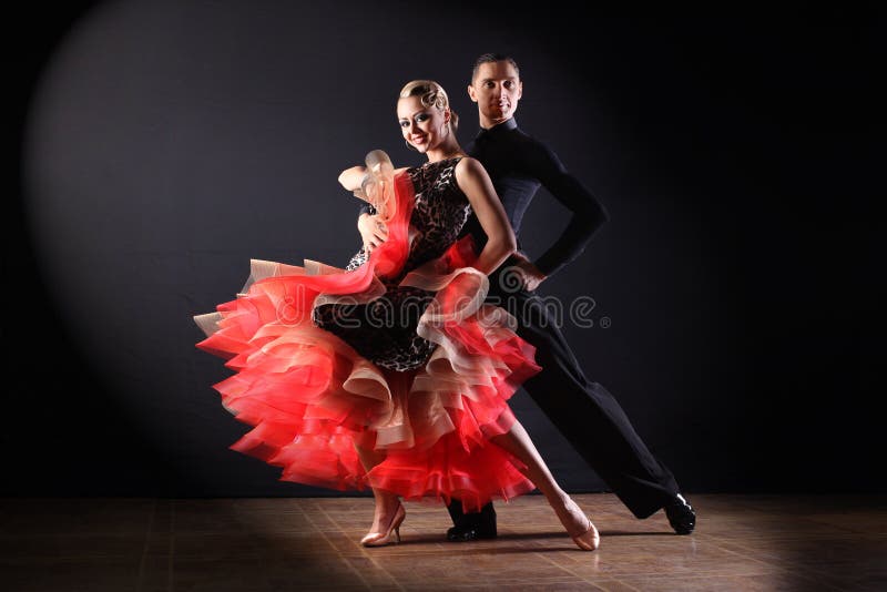Danseurs dans la salle de bal images libres de droits Danseurs dans la salle de bal images libres de droits