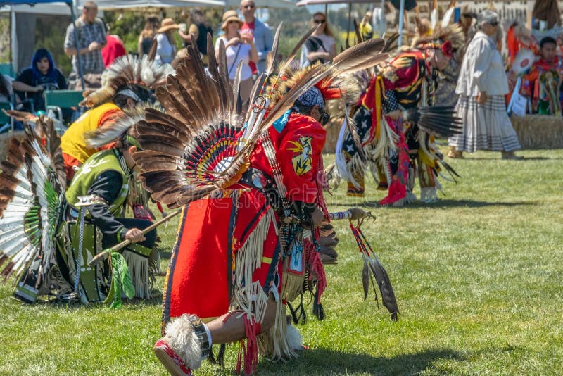 Danseurs masculins de natif américain à Prisonnier de guerre-wow dans Malibu, CA images stock Danseurs masculins de natif américain à Prisonnier de guerre-wow dans Malibu, CA images stock