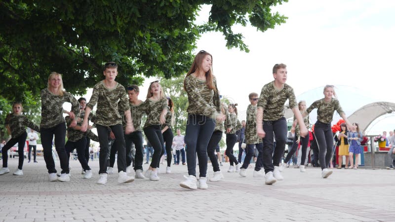 Dansez l'adolescent heureux de bataille sur la place, dansant sur la rue du groupe de jeunes filles et de types, banque de vidéos Dansez l'adolescent heureux de bataille sur la place, dansant sur la rue du groupe de jeunes filles et de types, banque de vidéos