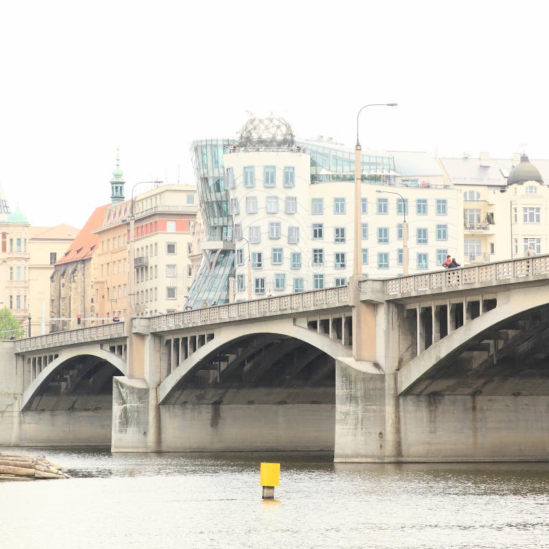 Danshus prague. Dansa huset på flodstrand av floden Vltava i Prague ( Tjeck Republic) med Manes Bridge