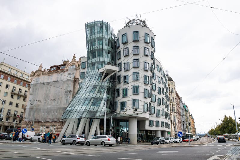 Danshuset tancici dum i prag royaltyfri foto