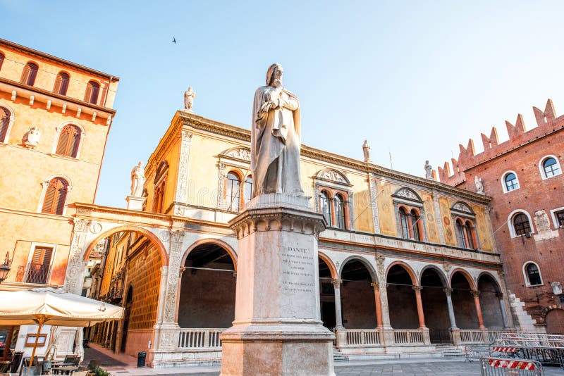 Dante Alighieri-standbeeld in Verona stock afbeelding Dante Alighieri-standbeeld in Verona stock afbeelding