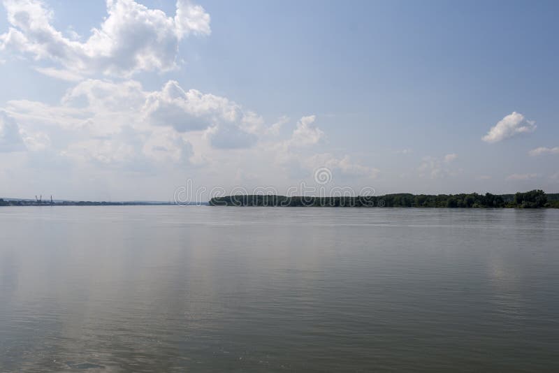 Danube River som passerar till och med staden av Silistra, Bulgarien arkivbilder Danube River som passerar till och med staden av Silistra, Bulgarien arkivbilder
