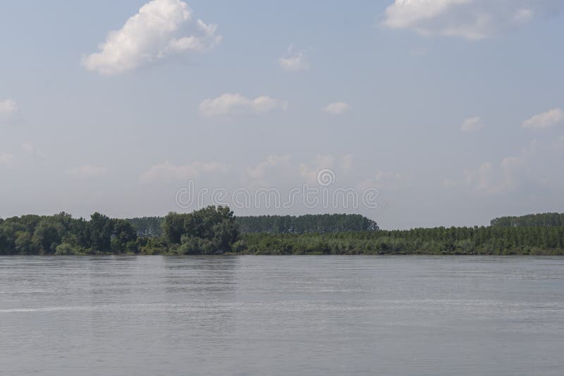 Danube River som passerar till och med staden av Silistra, Bulgarien arkivfoto Danube River som passerar till och med staden av Silistra, Bulgarien arkivfoto