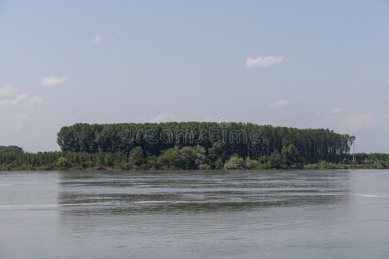 Danube River som passerar till och med staden av Silistra, Bulgarien arkivbilder Danube River som passerar till och med staden av Silistra, Bulgarien arkivbilder