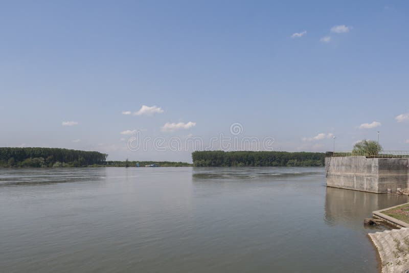 Danube River som passerar till och med staden av Silistra, Bulgarien royaltyfria foton Danube River som passerar till och med staden av Silistra, Bulgarien royaltyfria foton