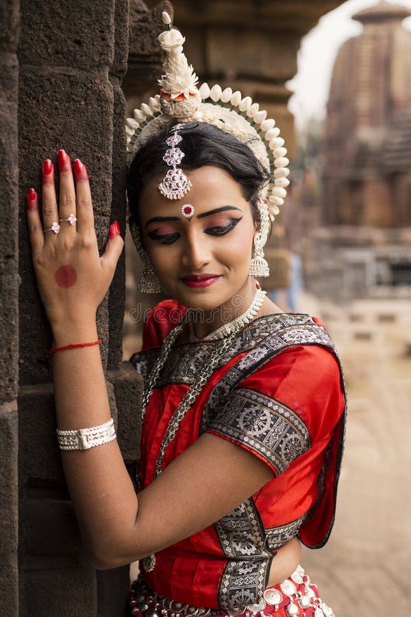 Danza Clásica India. Bailarina Usa Disfraces Tradicionales Y Baila Danza Odissi En El Templo Mukteshvara Bhubaneswar Foto de archivo - Imagen de hinduismo: 194262332