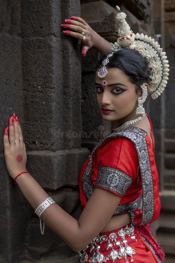 Danza Clásica India. Vista Panorámica De Una Bailarina Posando En El Templo Usando Disfraces Imagen de archivo - Imagen de traje, ornamentos: 194297779