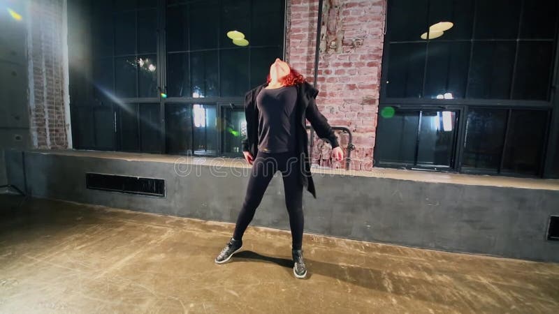 Danza de chica de cabello rojo en estilo moderno cerca de grande almacen de metraje de vídeo