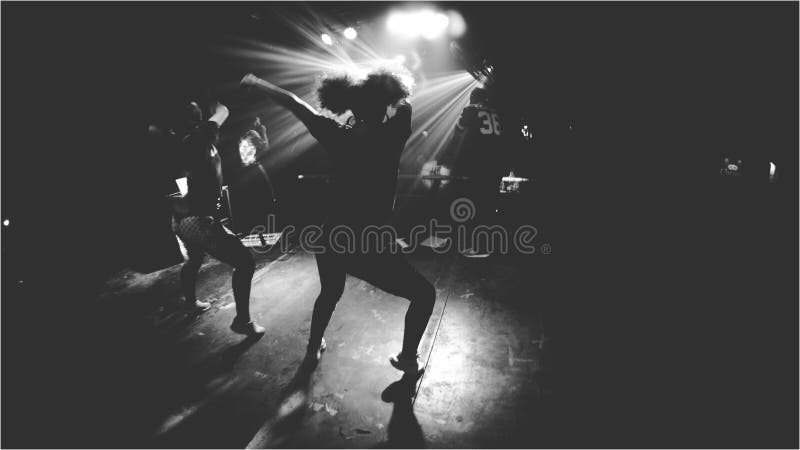 Danza del club de noche - blanco y negro imágenes de archivo libres de regalías Danza del club de noche - blanco y negro imágenes de archivo libres de regalías