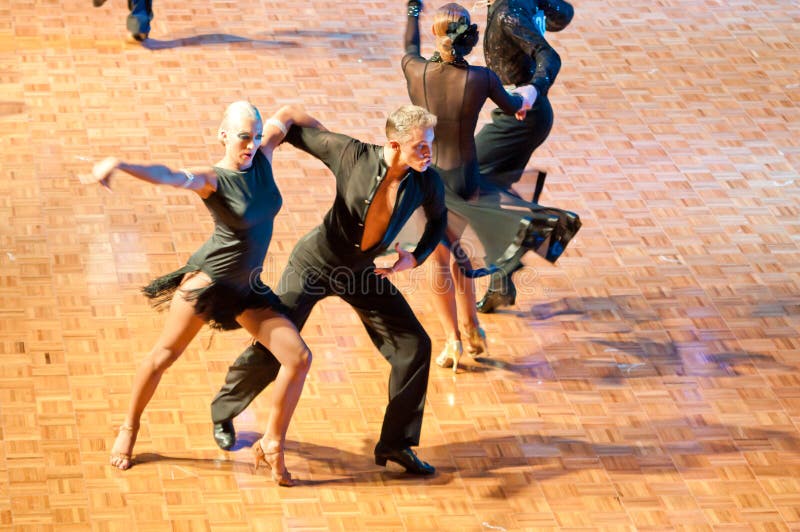 Danza latina de baile de los pares imagen de archivo libre de regalías Danza latina de baile de los pares imagen de archivo libre de regalías