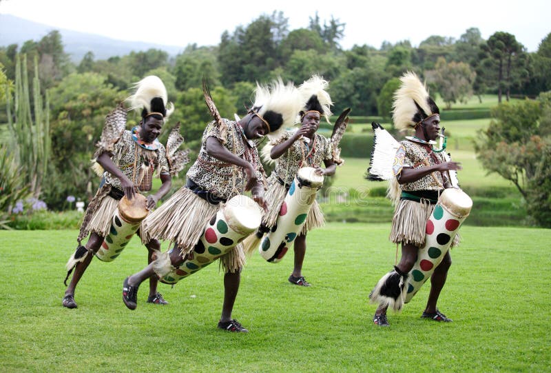 Danza popolare tradizionale africana al safa del monte Kenya fotografia stock Danza popolare tradizionale africana al safa del monte Kenya fotografia stock