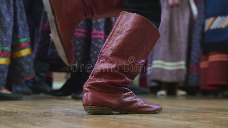 Zapatos antideslizantes Electricista Rebobinar Danza Popular Rusa - Pie En Botas Del Baile Del Muchacho Imagen de archivo  - Imagen de paso, colorido: 97393183