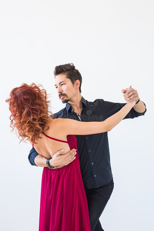 Danza social, bachata, kizomba, concepto de la gente - mujer bonita joven en vals rosado o salsa del baile del vestido y del homb imagenes de archivo Danza social, bachata, kizomba, concepto de la gente - mujer bonita joven en vals rosado o salsa del baile del vestido y del homb imagenes de archivo