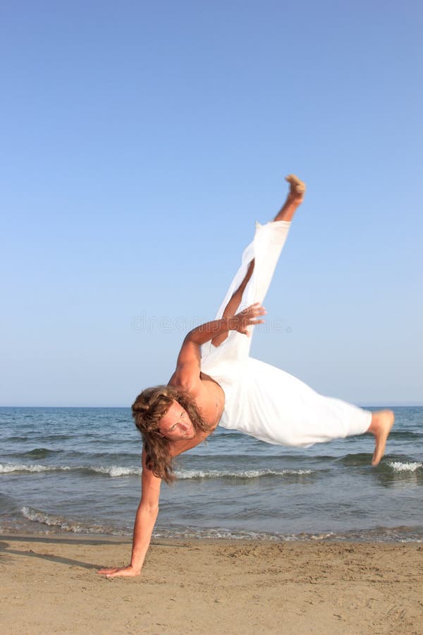 Danzatore di Capoeira sulla spiaggia immagini stock Danzatore di Capoeira sulla spiaggia immagini stock