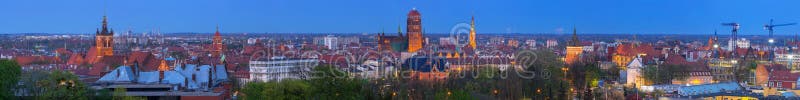 DANZIG, POLOGNE - 6 MAI 2016 : Panorama de centre de la ville ? Danzig la nuit, Pologne Danzig est la capitale historique du polo image libre de droits DANZIG, POLOGNE - 6 MAI 2016 : Panorama de centre de la ville ? Danzig la nuit, Pologne Danzig est la capitale historique du polo image libre de droits