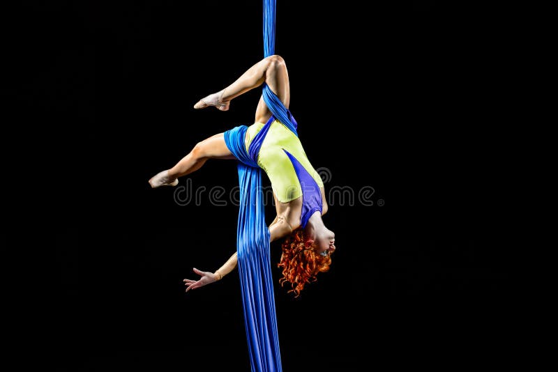Dança atlética nova bonita da menina no ar com equilíbrio fotos de stock Dança atlética nova bonita da menina no ar com equilíbrio fotos de stock