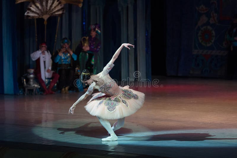 Bailarina a dançar ballet durante o espetáculo 'O Corsário' foto de stock