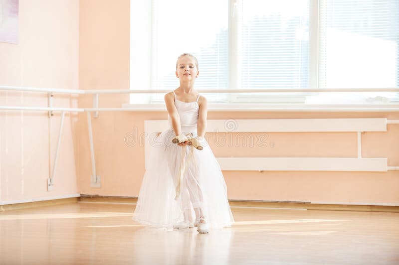 Dança da menina com as sapatas do pointe na classe de dança do bailado fotografia de stock Dança da menina com as sapatas do pointe na classe de dança do bailado fotografia de stock