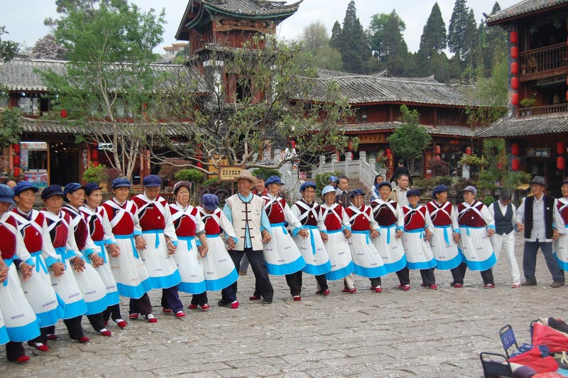 A dança do povo Naxi foto de stock