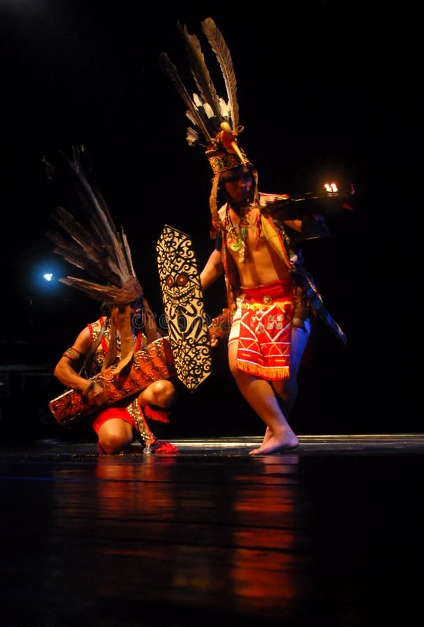 DANÇA DE BORNÉU DO DAYAK DE INDONÉSIA foto de stock DANÇA DE BORNÉU DO DAYAK DE INDONÉSIA foto de stock