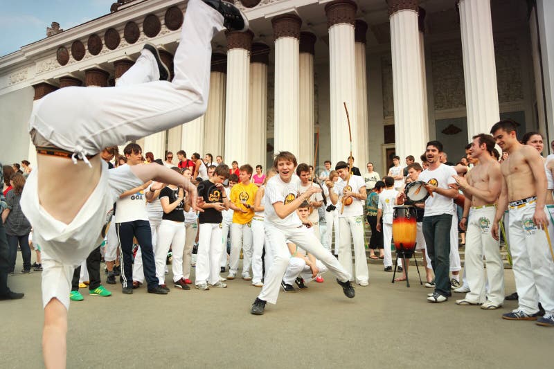 Dança de dois homens no desempenho real do capoeira imagem de stock Dança de dois homens no desempenho real do capoeira imagem de stock
