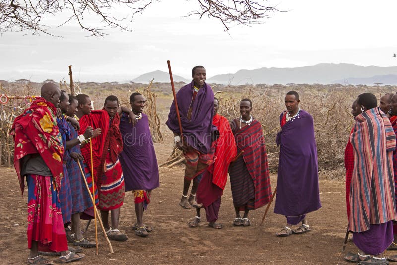 Guerreiros Masai a dançar imagens de stock royalty free
