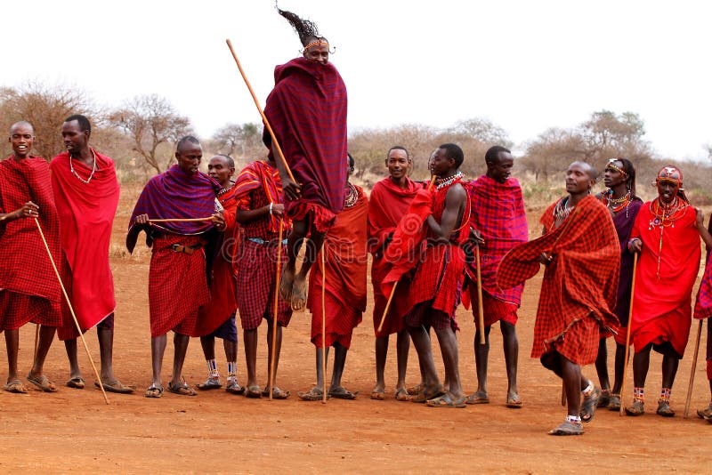 Guerreiros Masai a dançar fotos de stock