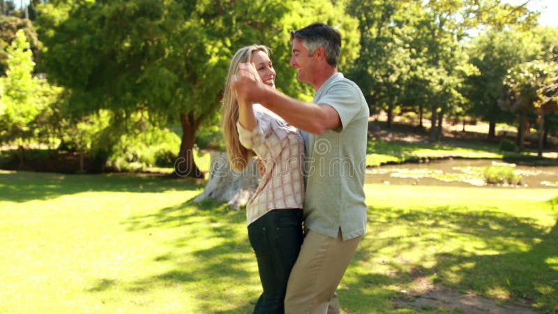 Dança feliz dos pares no parque