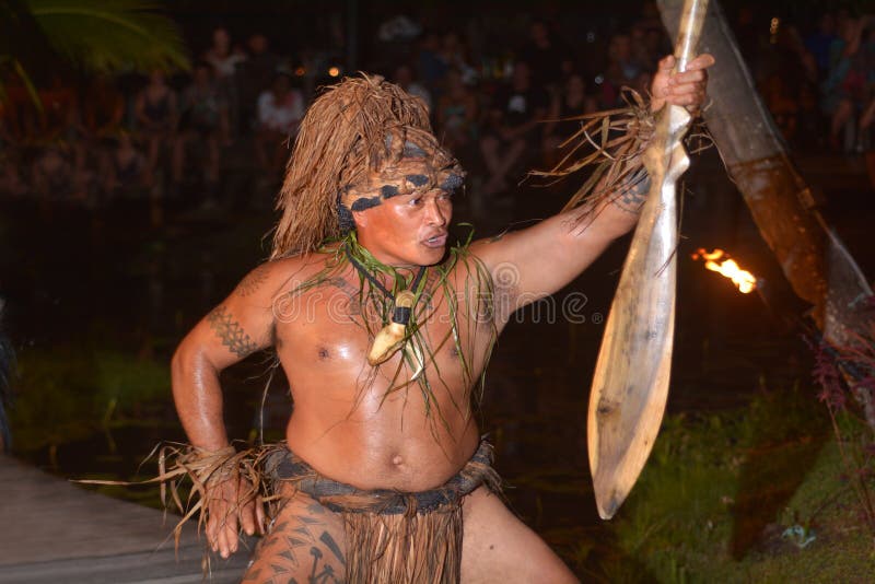 Dança polinésia do homem de Islander do cozinheiro no desempenho cultural no Ra foto de stock Dança polinésia do homem de Islander do cozinheiro no desempenho cultural no Ra foto de stock