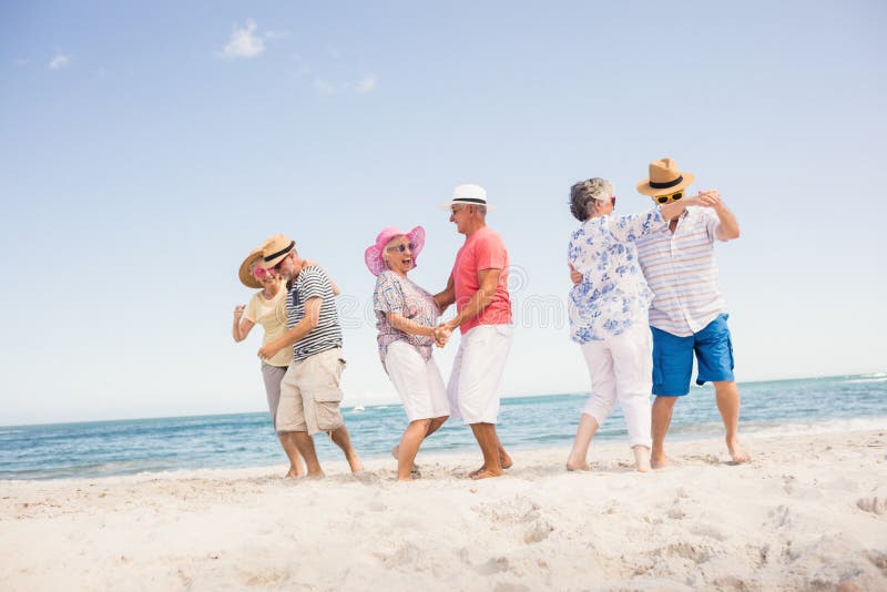Casais de idosos felizes a dançar imagem de stock