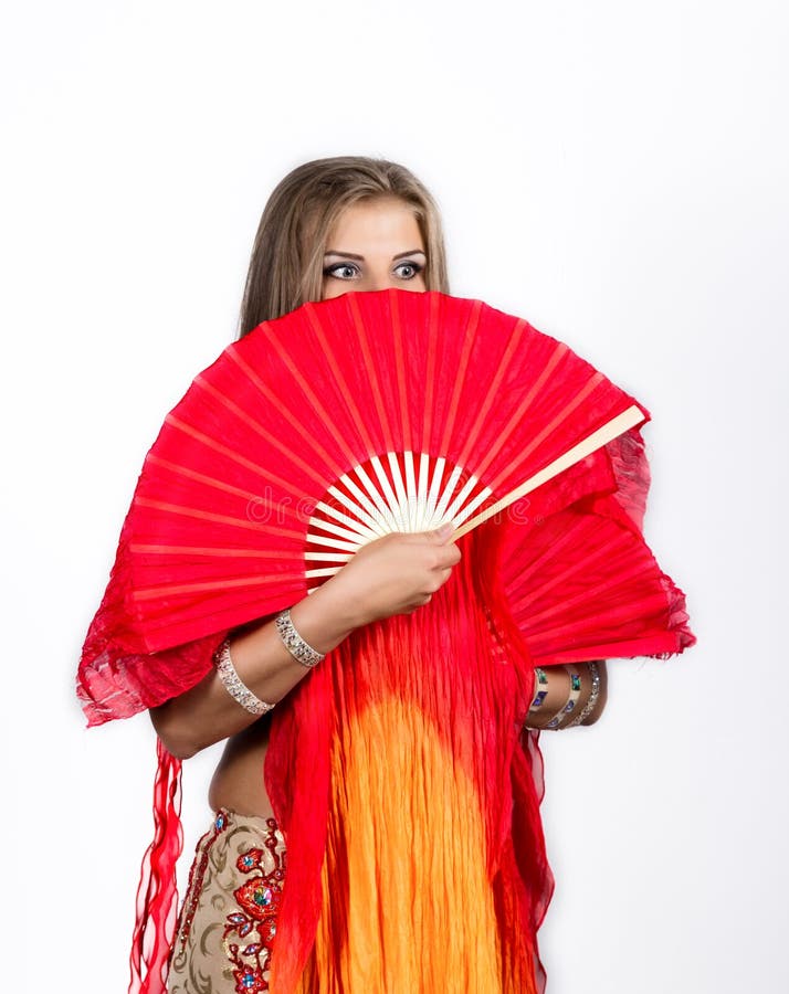 A dança árabe com fãs e fitas executou por uma mulher gorda bonita fotografia de stock A dança árabe com fãs e fitas executou por uma mulher gorda bonita fotografia de stock