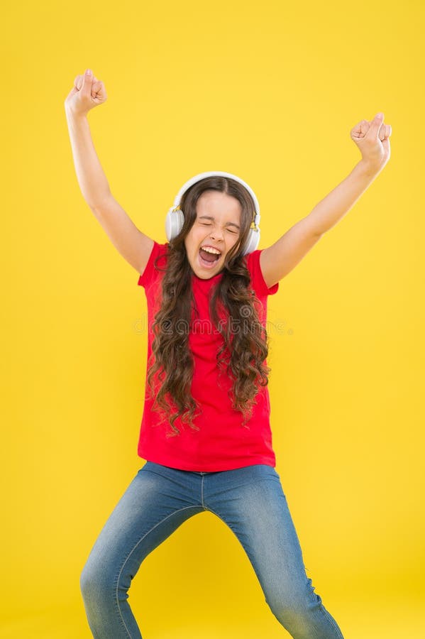 A dança é a poesia do pé Pouco dançarino que move-se para a música no fundo amarelo A crian?a pequena aprecia dan?ar a foto de stock royalty free A dança é a poesia do pé Pouco dançarino que move-se para a música no fundo amarelo A crian?a pequena aprecia dan?ar a foto de stock royalty free