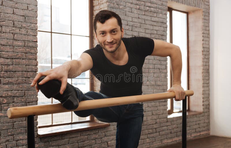 Bailarina alegre a dançar no estúdio de dança fotografia de stock royalty free