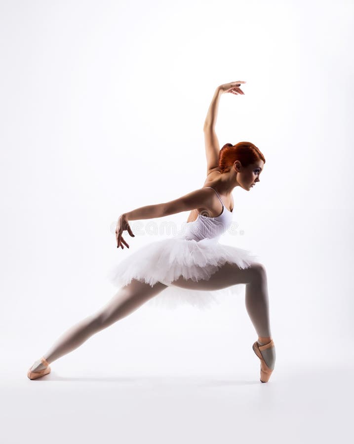 Dançarino de bailado bonito novo em um fundo branco imagens de stock Dançarino de bailado bonito novo em um fundo branco imagens de stock