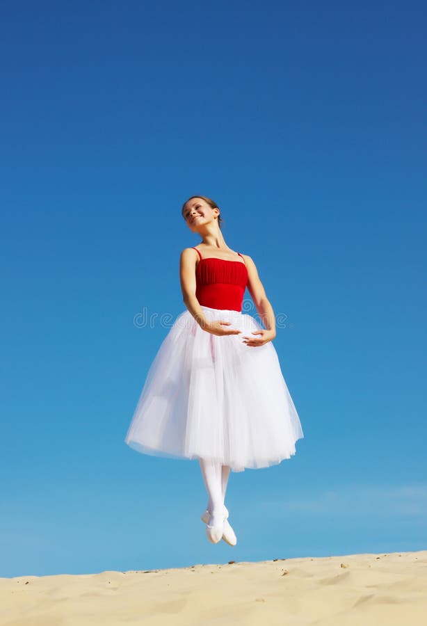 Dançarino de bailado na praia fotografia de stock Dançarino de bailado na praia fotografia de stock