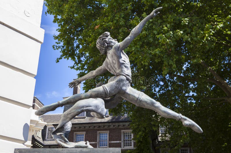 Escultura de Bailarina em Londres imagem de stock