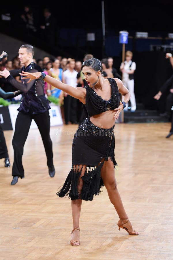 Dançarino latino da mulher em uma pose da dança foto de stock Dançarino latino da mulher em uma pose da dança foto de stock