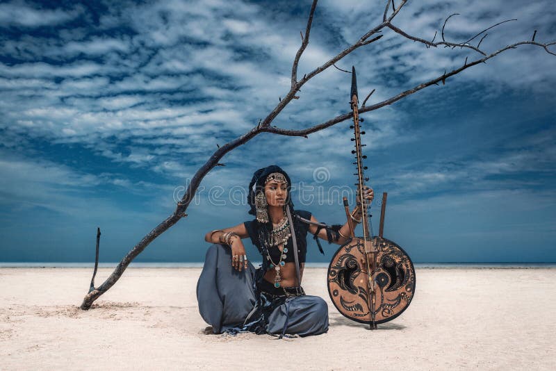 Dançarino tribal à moda novo bonito Mulher no traje oriental foto de stock Dançarino tribal à moda novo bonito Mulher no traje oriental foto de stock