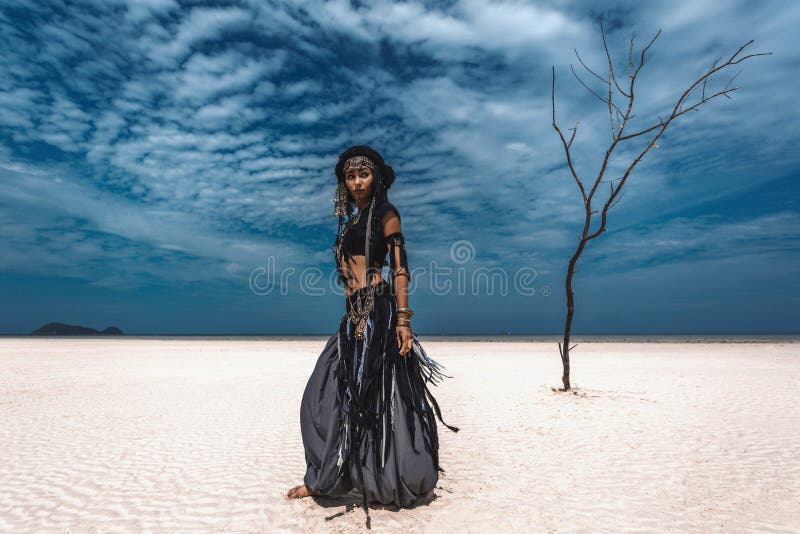 Dançarino tribal à moda novo bonito Mulher no traje oriental em areias do deserto imagens de stock royalty free Dançarino tribal à moda novo bonito Mulher no traje oriental em areias do deserto imagens de stock royalty free