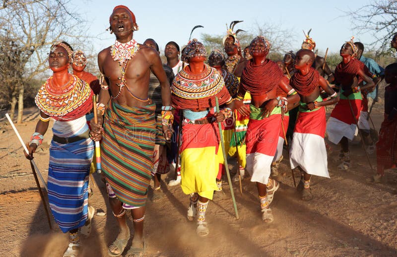 Dançarinos Samburu em Archers Post, Quénia fotos de stock